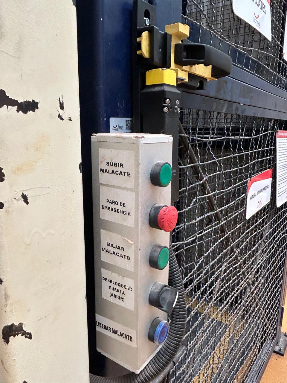 Llave de seguridad con botonera de operación y paro de emergencia en una puerta industrial