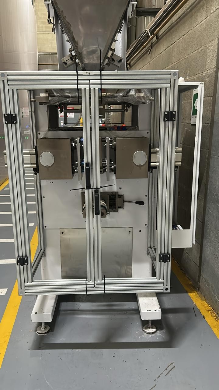 Guarda de seguridad en aluminio y policarbonato montada en planta