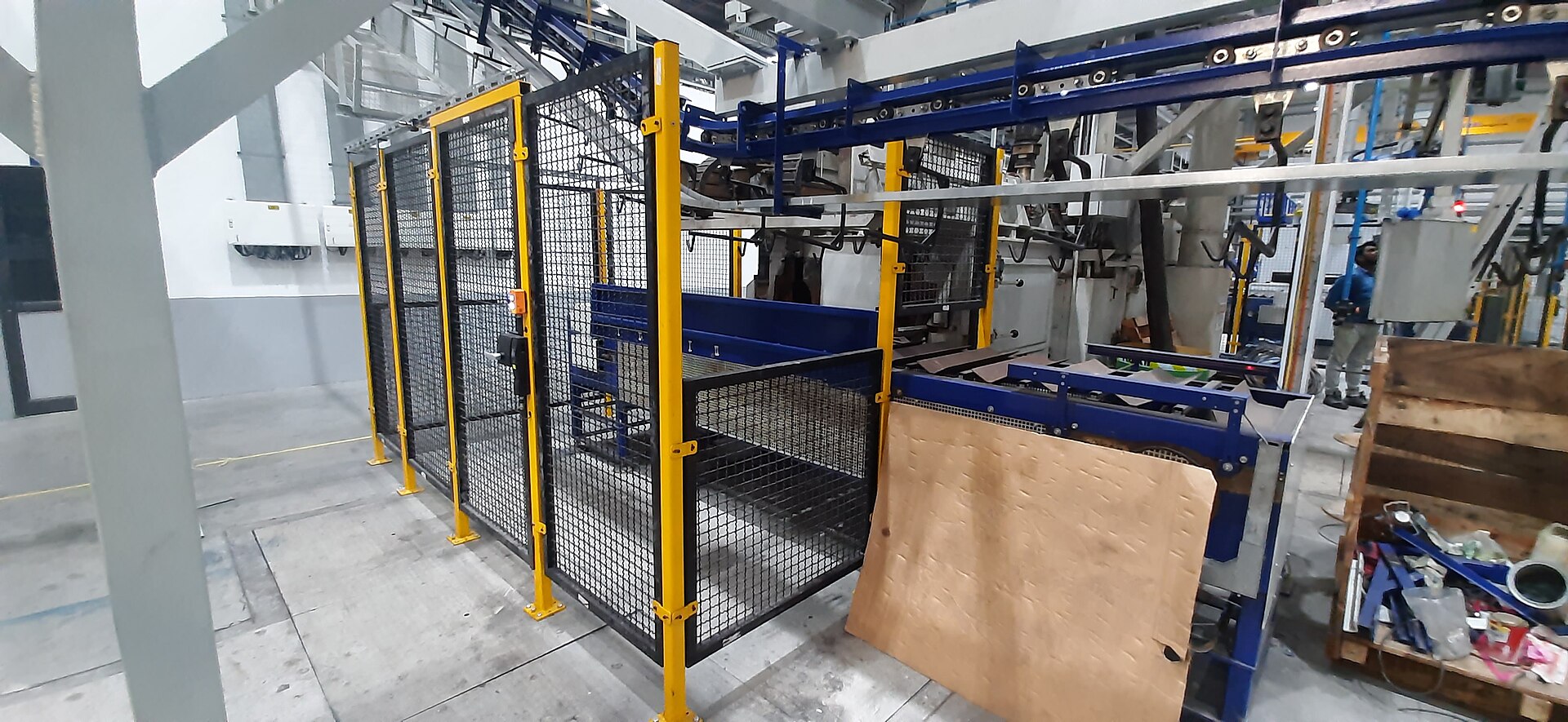 Instalación de guardas de seguridad en línea de producción